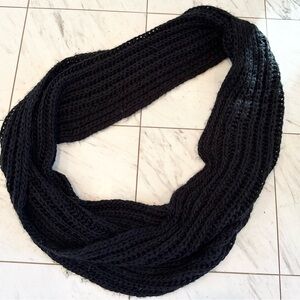 Black Chunky Knit Infinity Scarff